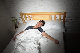 青年男人失眠图片