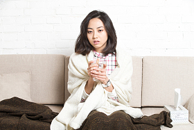 青年女人喝水图片