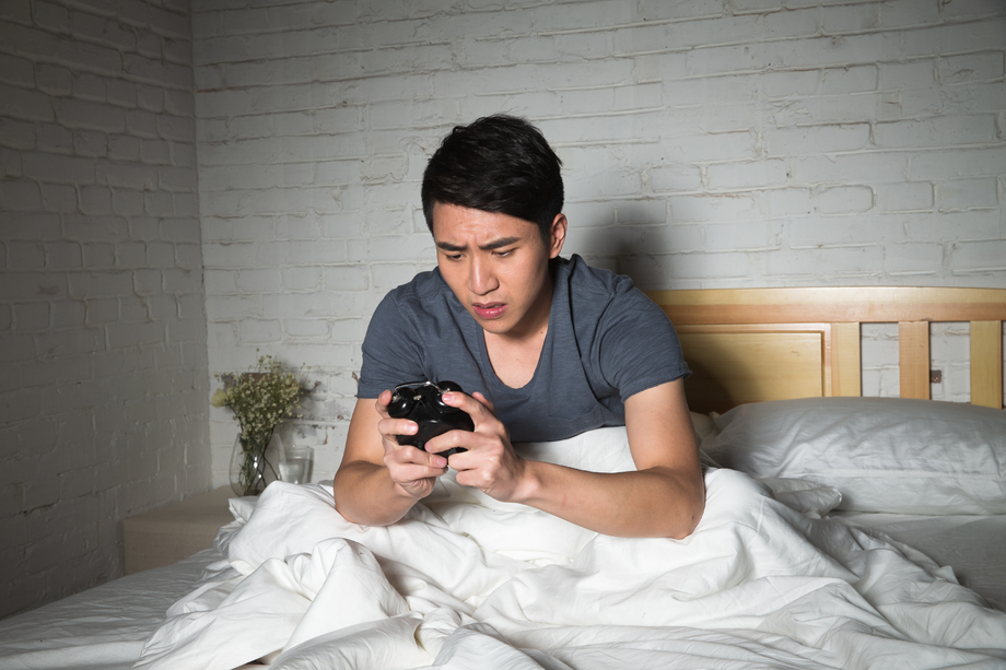 青年男人失眠图片