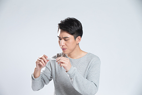 青年男人生病图片