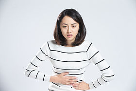 青年女人肚子疼图片