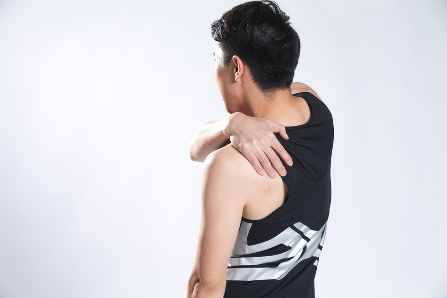 青年男人肩膀疼图片 青年男人肩膀疼图片
