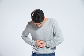 青年男人肚子疼照片