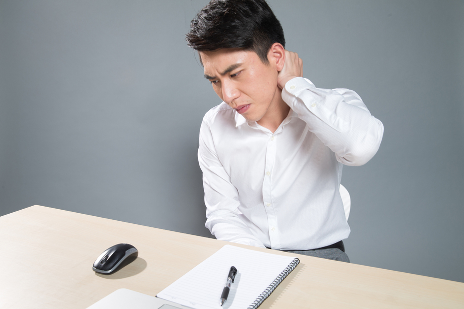 疲劳的商务男白领图片