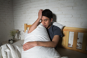 青年男人失眠图片