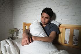 青年男人失眠图片