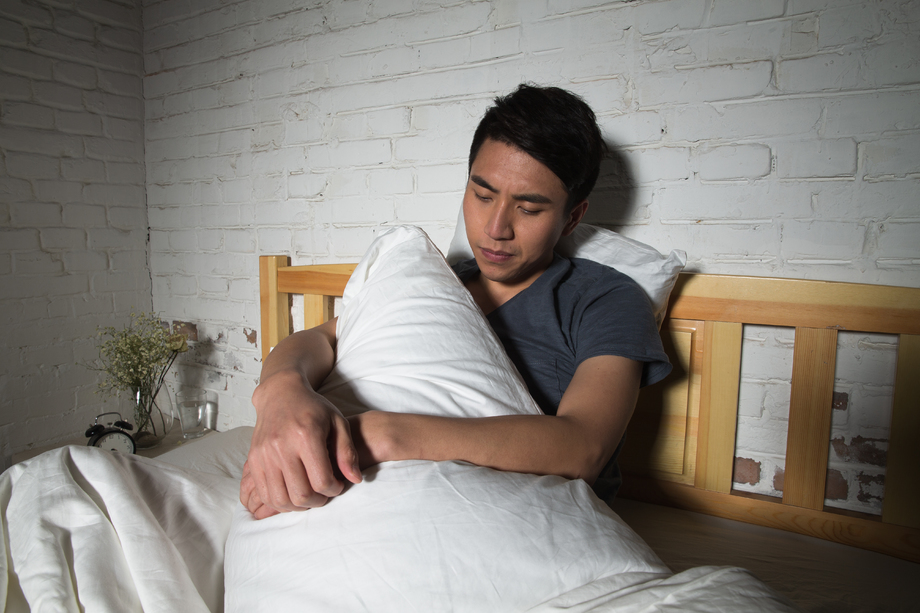 青年男人失眠图片