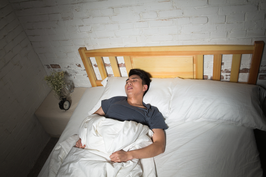 青年男人失眠照片