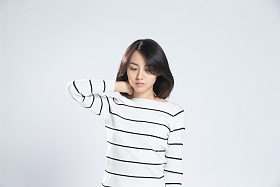 青年女人生病