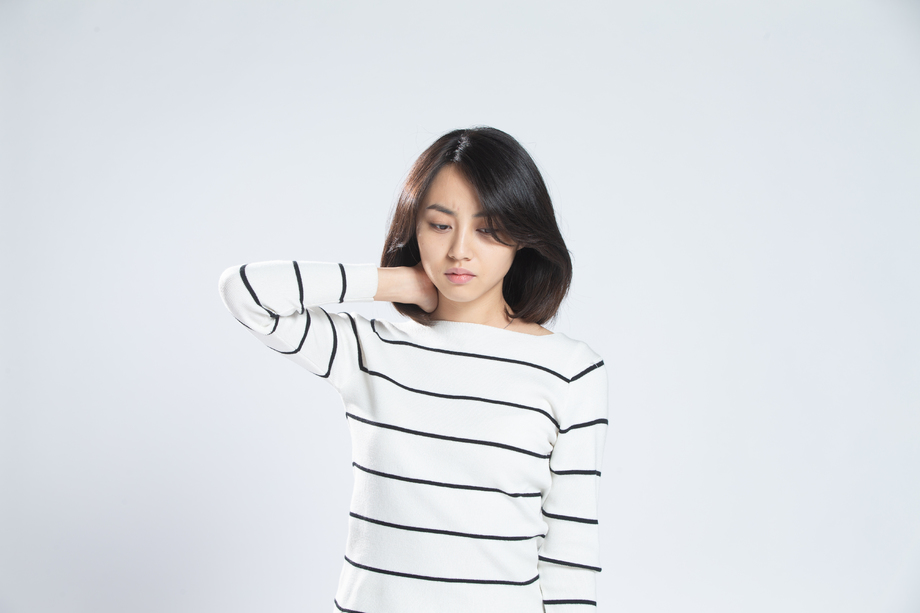青年女人生病