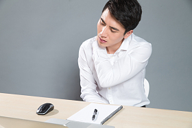 疲劳的商务男白领图片