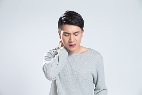 青年男人生病图片