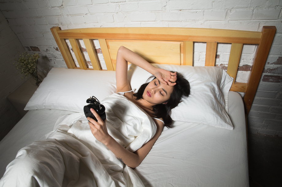 青年女人躺在床上失眠图片 青年女人躺在床上失眠图片