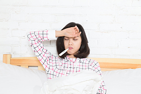 青年女人生病照片