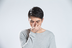 青年男人生病图片