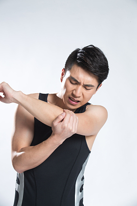 青年男人胳膊疼图片