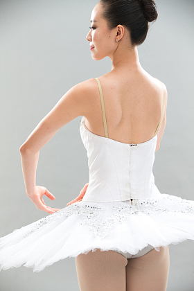 青年女人在跳芭蕾舞