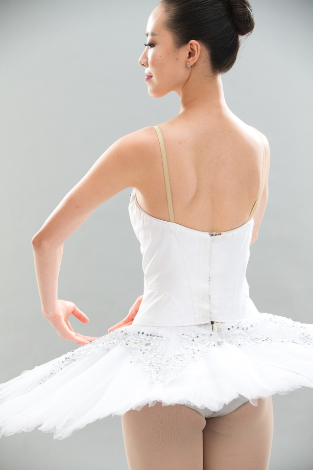 青年女人在跳芭蕾舞