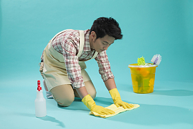 青年男人做家务照片