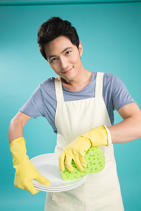 青年男人做家务