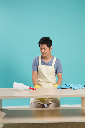 青年男人做家务