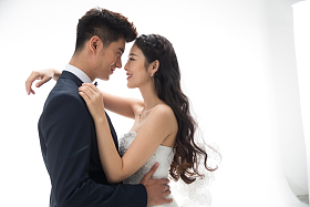 浪漫的新婚夫妇照片