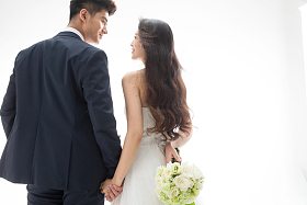 浪漫的新婚夫妇