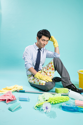 青年男人做家务图片