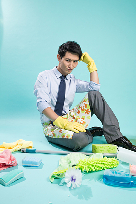 青年男人做家务