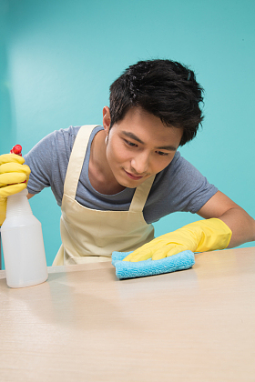 青年男人做家务图片