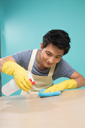 青年男人做家务