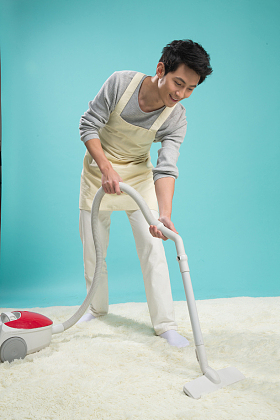 青年男人做家务图片