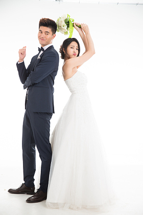 浪漫的新婚夫妇图片