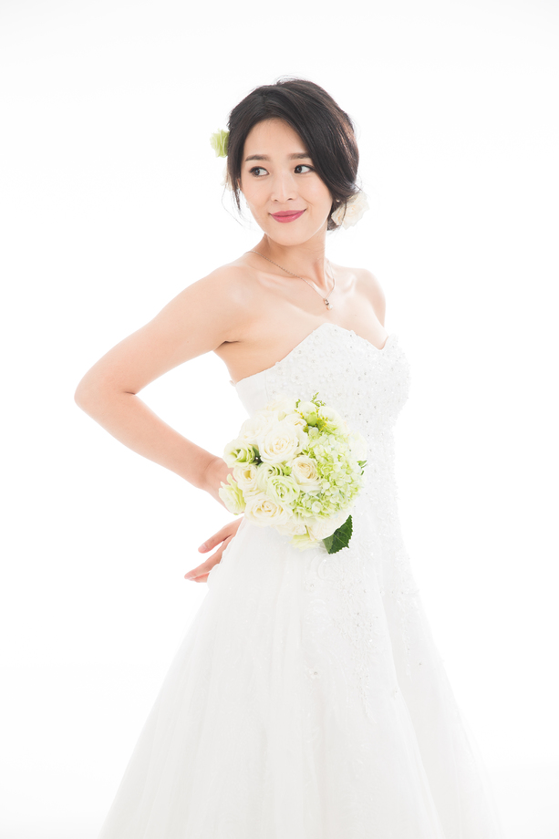 漂亮的新娘拿着玫瑰花