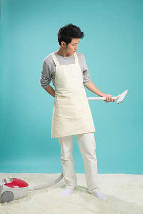 青年男人做家务照片