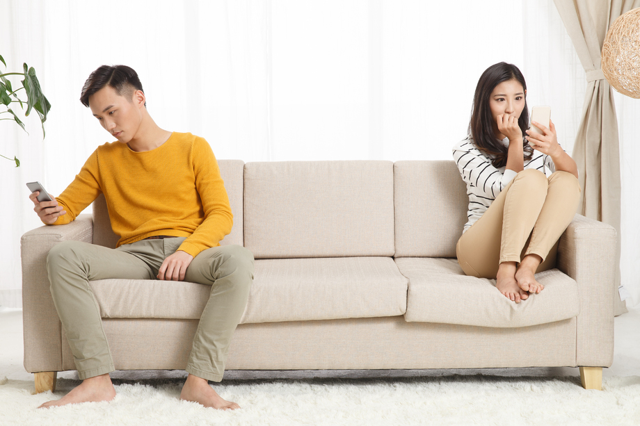 青年情侣看手机 青年情侣看手机