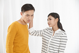 青年情侣吵架图片