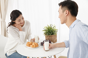 青年情侣吃早餐照片