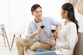 青年情侣喝红酒