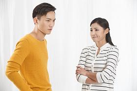 青年情侣吵架图片