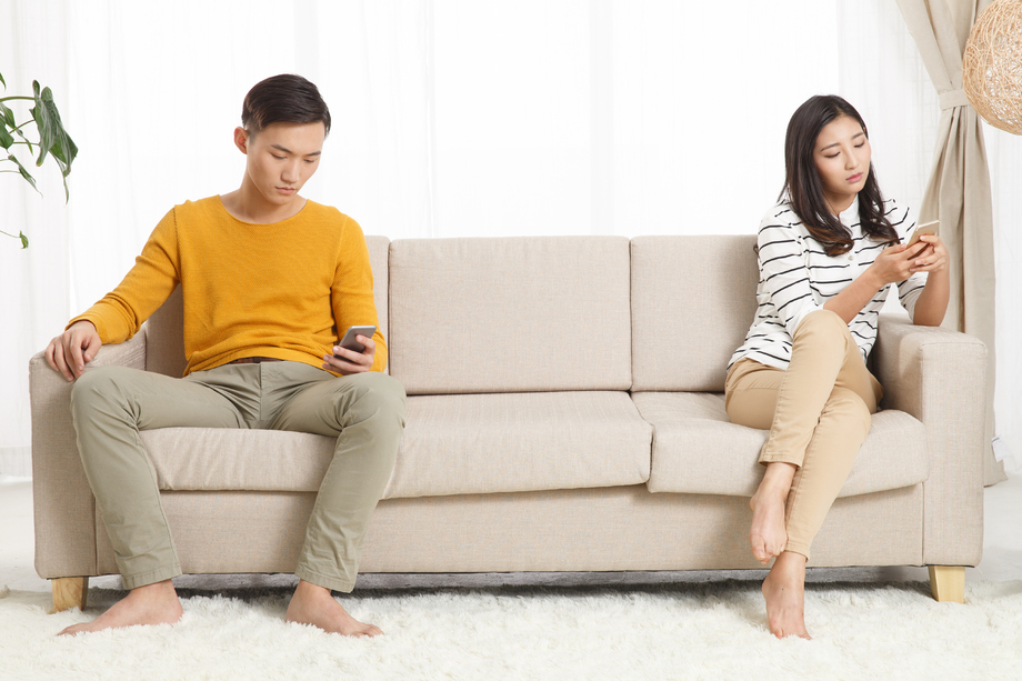 青年情侣看手机 青年情侣看手机