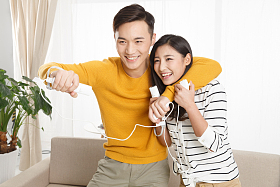 青年情侣玩游戏