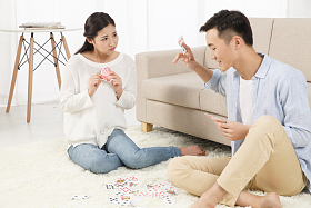 青年情侣玩扑克牌图片