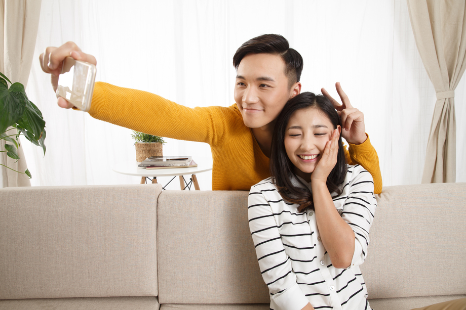 青年情侣用手机自拍照片 青年情侣用手机自拍照片