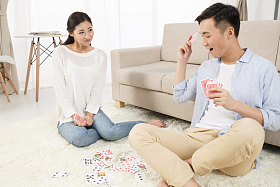 青年情侣玩扑克