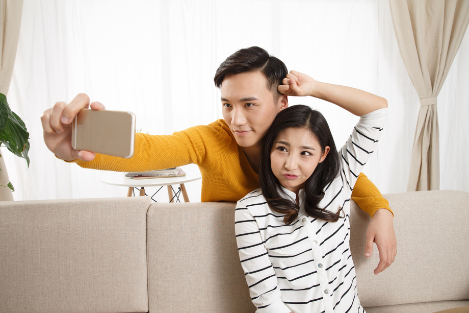 青年情侣用手机自拍 青年情侣用手机自拍