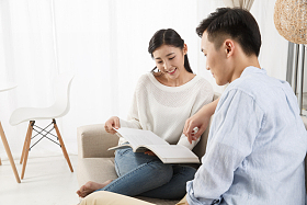 青年情侣一起看书