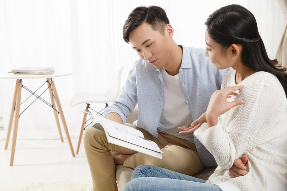 青年情侣一起看书图片 青年情侣一起看书图片