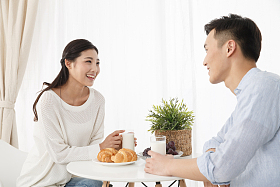 青年情侣吃早餐照片