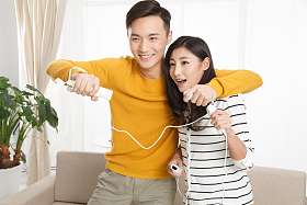 青年情侣玩游戏图片